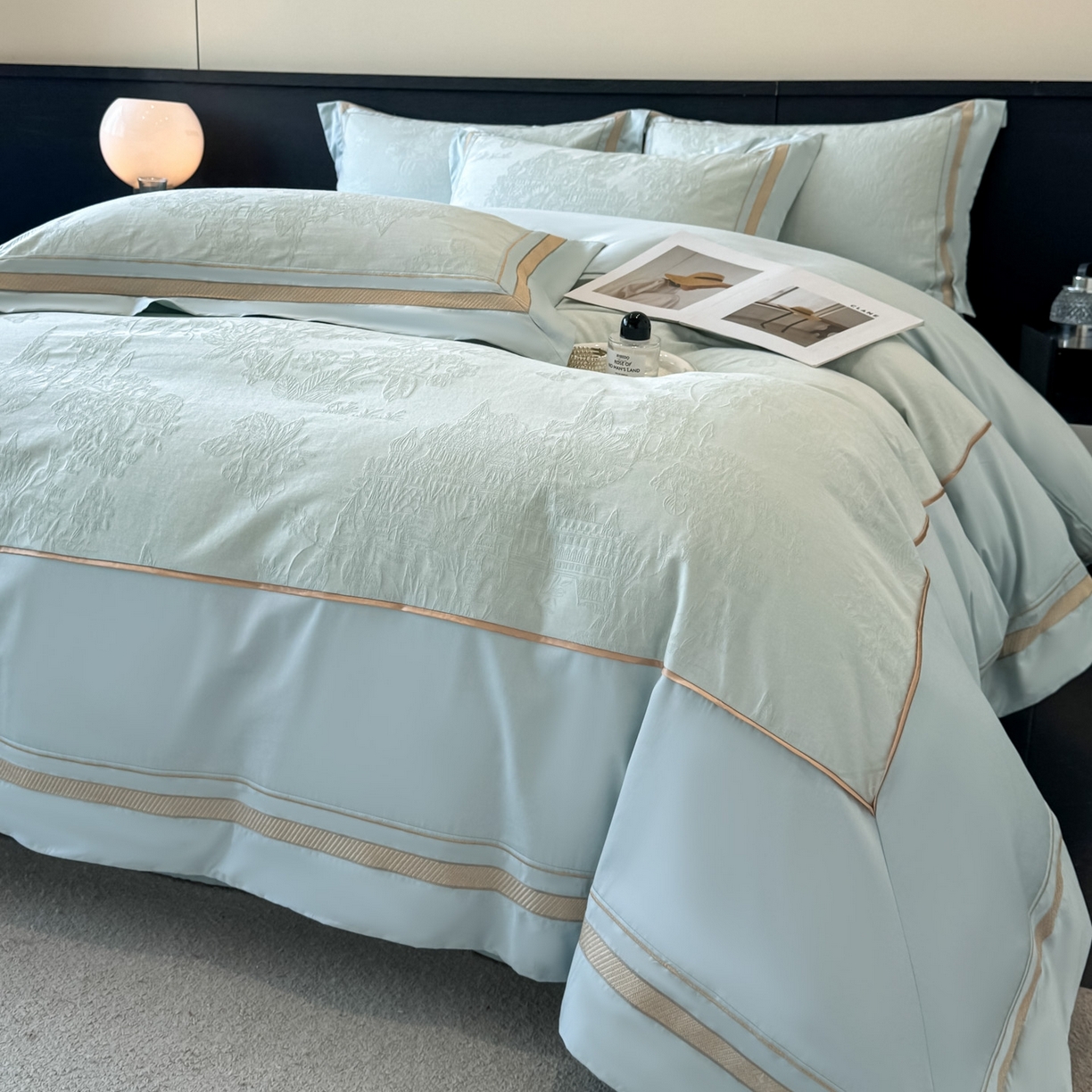 91家纺网 家纺一手货源 找家纺 博纳家纺 2026春夏新款60支全棉纯棉厚织提花绣花宽边高级简奢纯棉四件套-琼楼玉宇 琼楼玉宇-天蓝