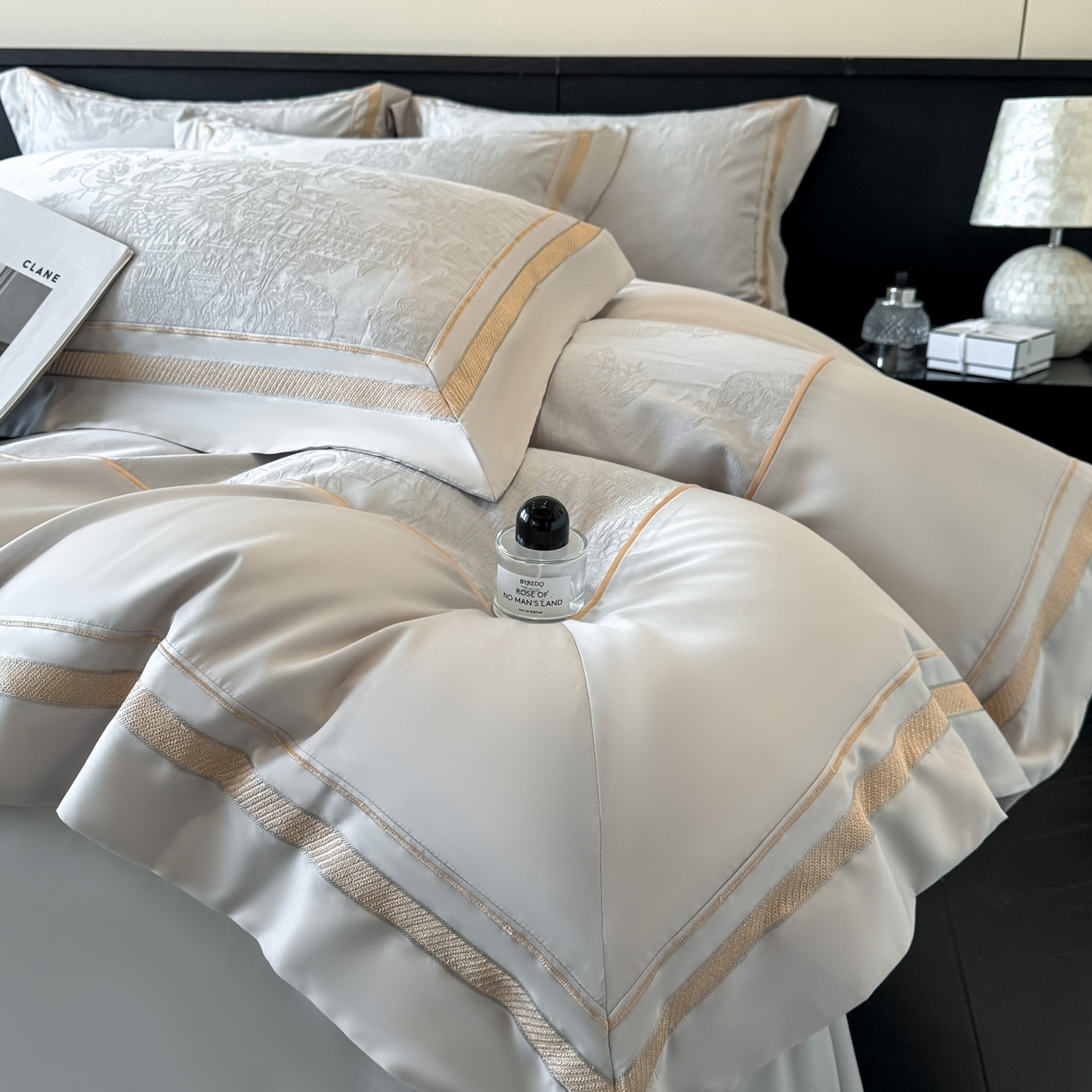 91家纺网 家纺一手货源 找家纺 博纳家纺 2026春夏新款60支全棉纯棉厚织提花绣花宽边高级简奢纯棉四件套-琼楼玉宇 琼楼玉宇-炫彩银