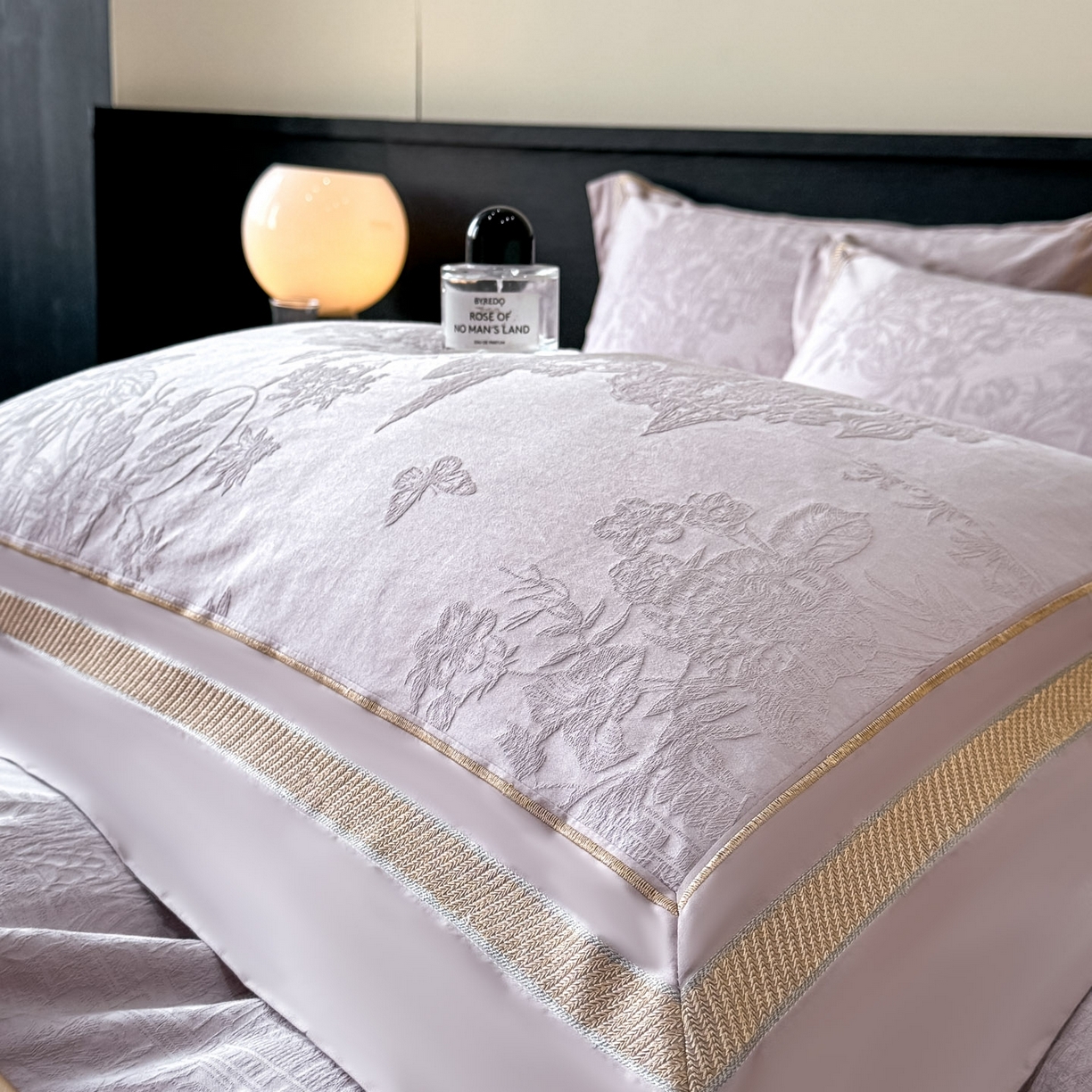 91家纺网 家纺一手货源 找家纺 博纳家纺 2026春夏新款60支全棉纯棉厚织提花绣花宽边高级简奢纯棉四件套-琼楼玉宇 琼楼玉宇-浅紫