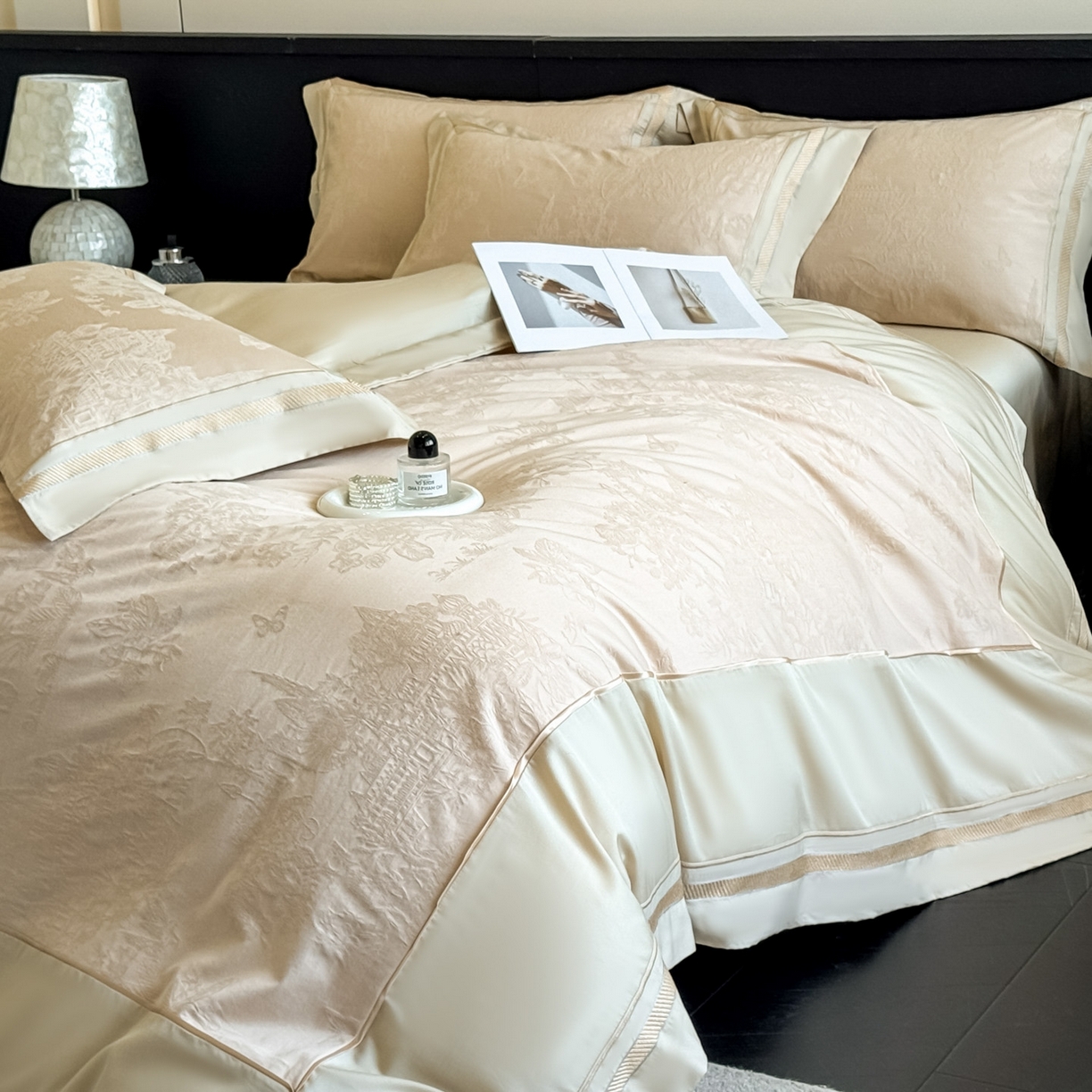 91家纺网 家纺一手货源 找家纺 博纳家纺 2026春夏新款60支全棉纯棉厚织提花绣花宽边高级简奢纯棉四件套-琼楼玉宇 琼楼玉宇-香槟