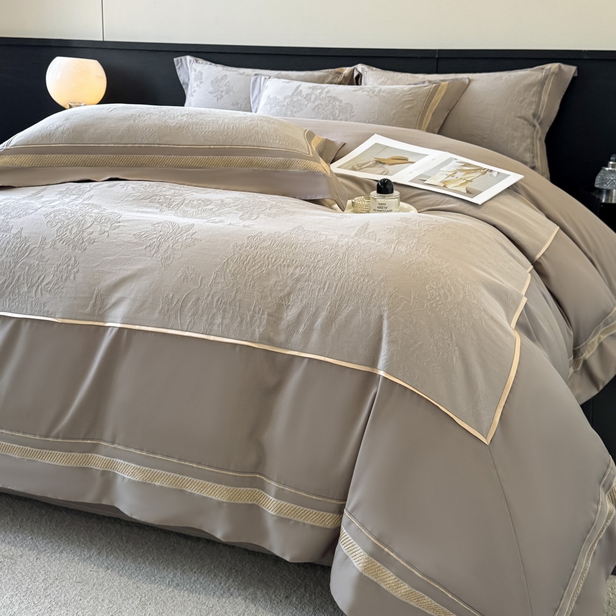 91家纺网 家纺一手货源 找家纺 博纳家纺 2026春夏新款60支全棉纯棉厚织提花绣花宽边高级简奢纯棉四件套-琼楼玉宇 琼楼玉宇-咖色