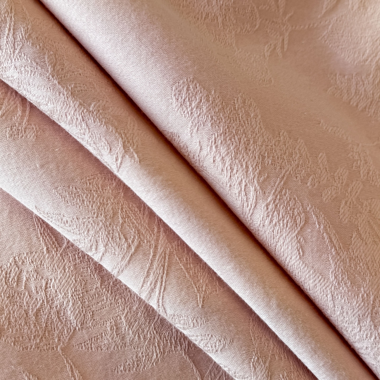 91家纺网 家纺一手货源 找家纺 博纳家纺 2026春夏新款60支全棉纯棉厚织提花绣花宽边高级简奢纯棉四件套-琼楼玉宇 琼楼玉宇-淡雅粉