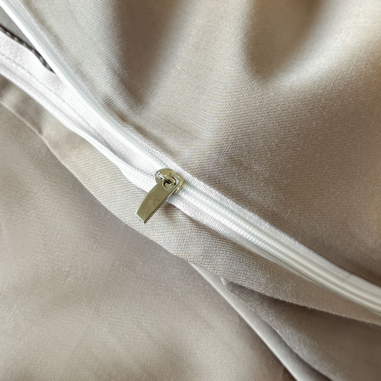 91家纺网 家纺一手货源 找家纺 博纳家纺 2026春夏新款60支全棉纯棉厚织提花绣花宽边高级简奢纯棉四件套-琼楼玉宇 琼楼玉宇-咖色