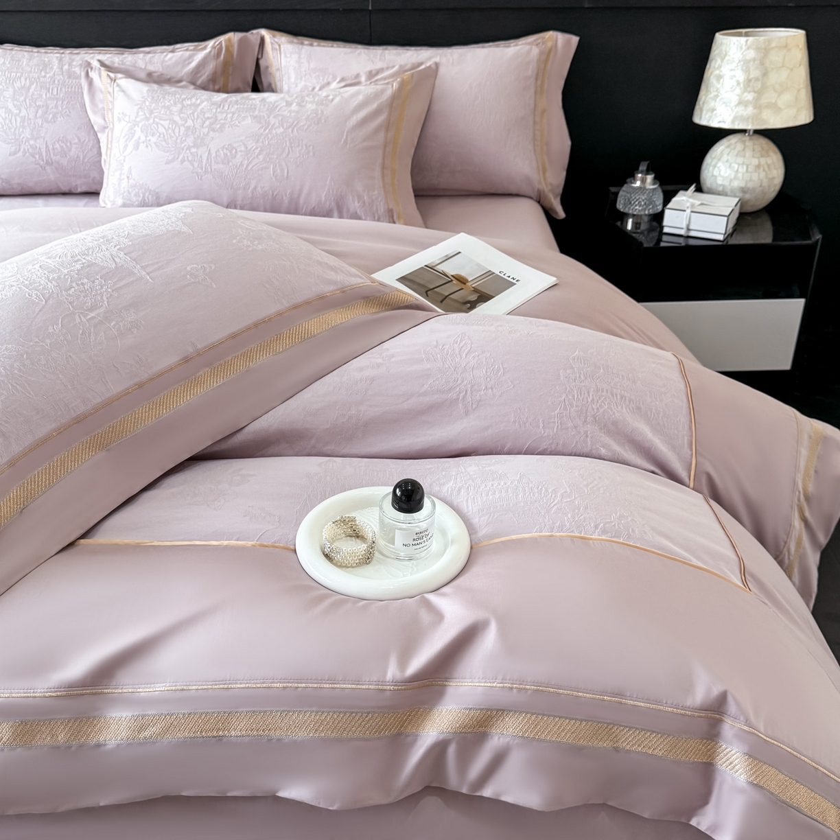 91家纺网 家纺一手货源 找家纺 博纳家纺 2026春夏新款60支全棉纯棉厚织提花绣花宽边高级简奢纯棉四件套-琼楼玉宇 琼楼玉宇-浅紫