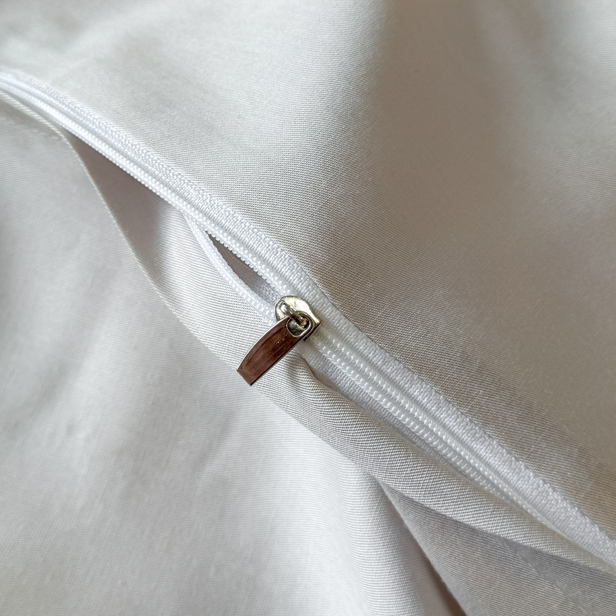 91家纺网 家纺一手货源 找家纺 博纳家纺 2026春夏新款60支全棉纯棉厚织提花绣花宽边高级简奢纯棉四件套-琼楼玉宇 琼楼玉宇-炫彩银