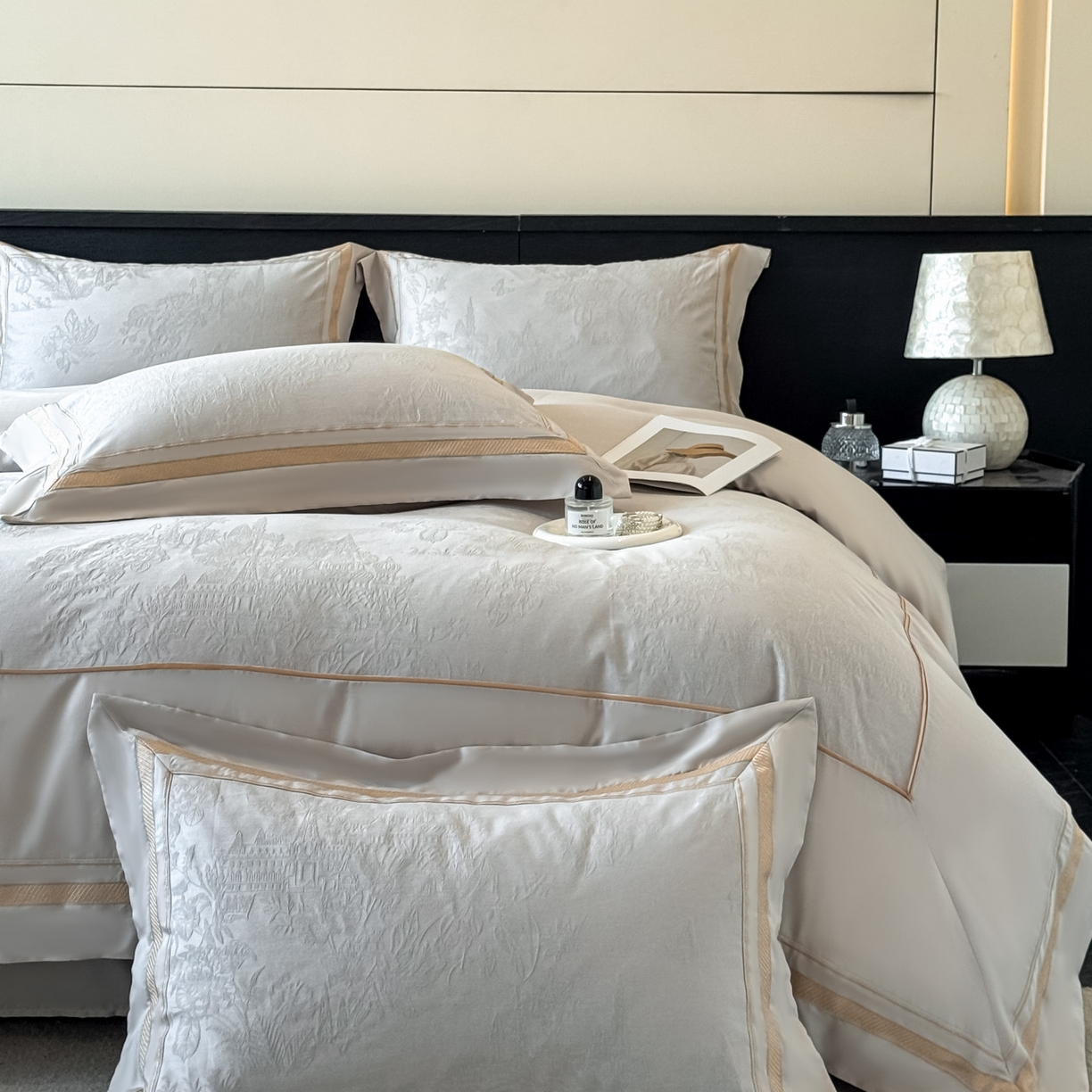 91家纺网 家纺一手货源 找家纺 博纳家纺 2026春夏新款60支全棉纯棉厚织提花绣花宽边高级简奢纯棉四件套-琼楼玉宇 琼楼玉宇-炫彩银