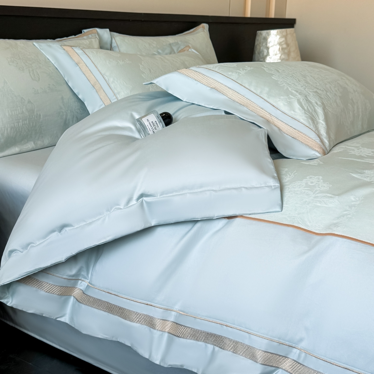 91家纺网 家纺一手货源 找家纺 博纳家纺 2026春夏新款60支全棉纯棉厚织提花绣花宽边高级简奢纯棉四件套-琼楼玉宇 琼楼玉宇-天蓝