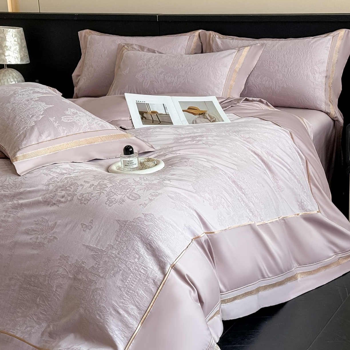 91家纺网 家纺一手货源 找家纺 博纳家纺 2026春夏新款60支全棉纯棉厚织提花绣花宽边高级简奢纯棉四件套-琼楼玉宇 琼楼玉宇-浅紫