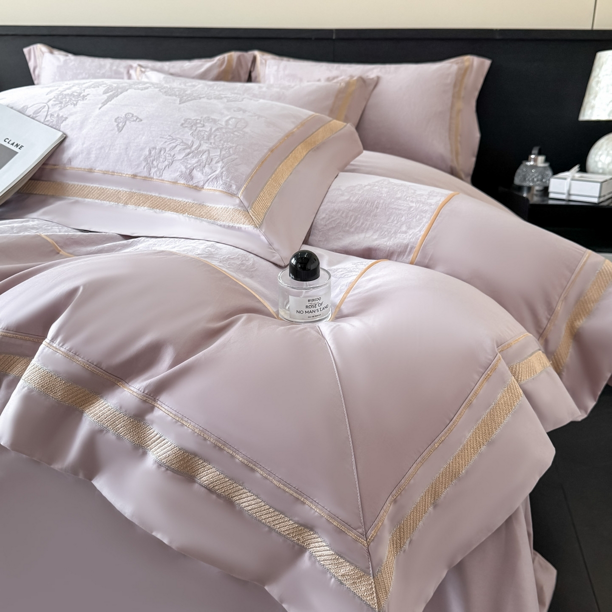 91家纺网 家纺一手货源 找家纺 博纳家纺 2026春夏新款60支全棉纯棉厚织提花绣花宽边高级简奢纯棉四件套-琼楼玉宇 琼楼玉宇-浅紫