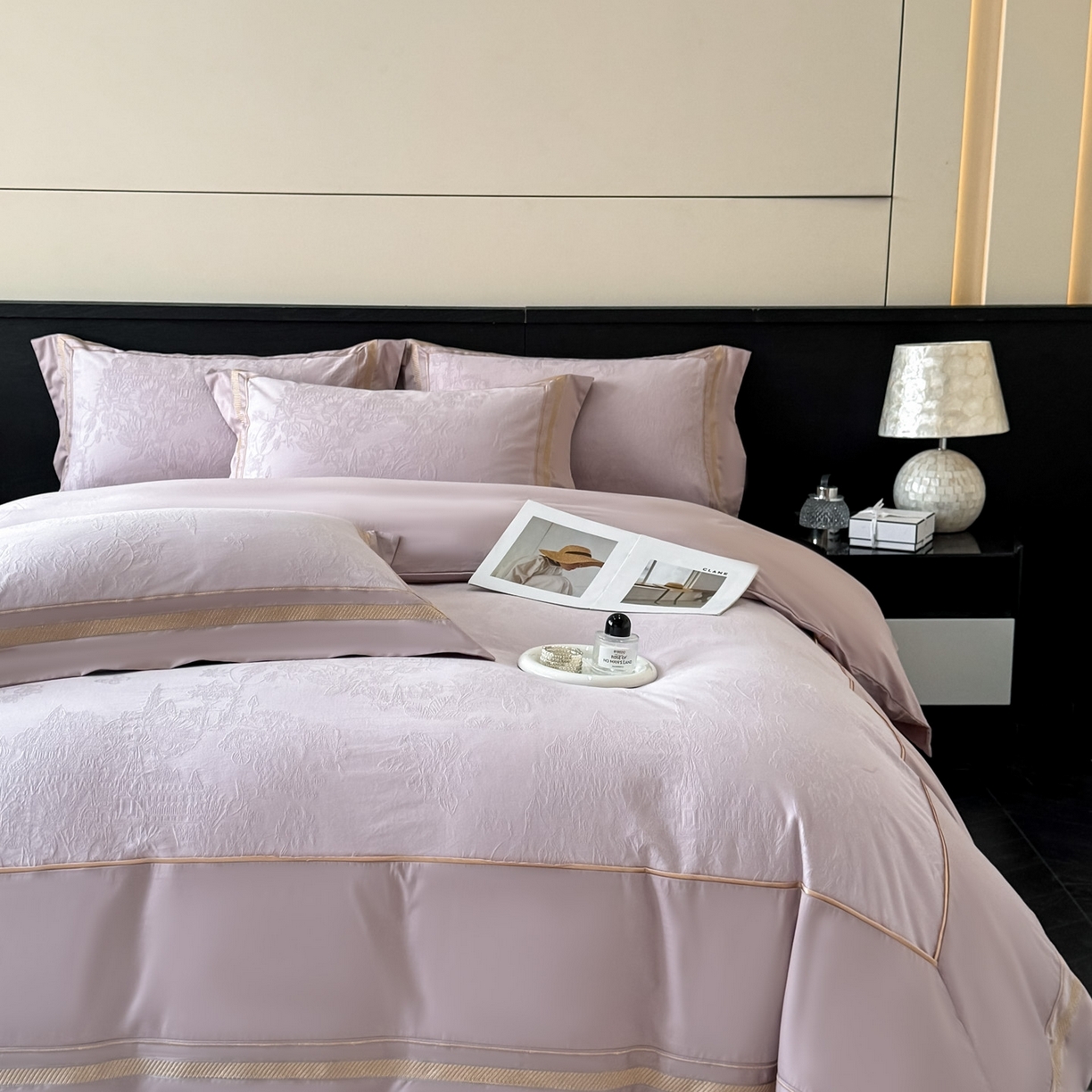 91家纺网 家纺一手货源 找家纺 博纳家纺 2026春夏新款60支全棉纯棉厚织提花绣花宽边高级简奢纯棉四件套-琼楼玉宇 琼楼玉宇-浅紫