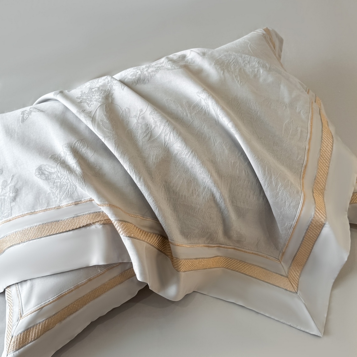 91家纺网 家纺一手货源 找家纺 博纳家纺 2026春夏新款60支全棉纯棉厚织提花绣花宽边高级简奢纯棉四件套-琼楼玉宇 琼楼玉宇-炫彩银