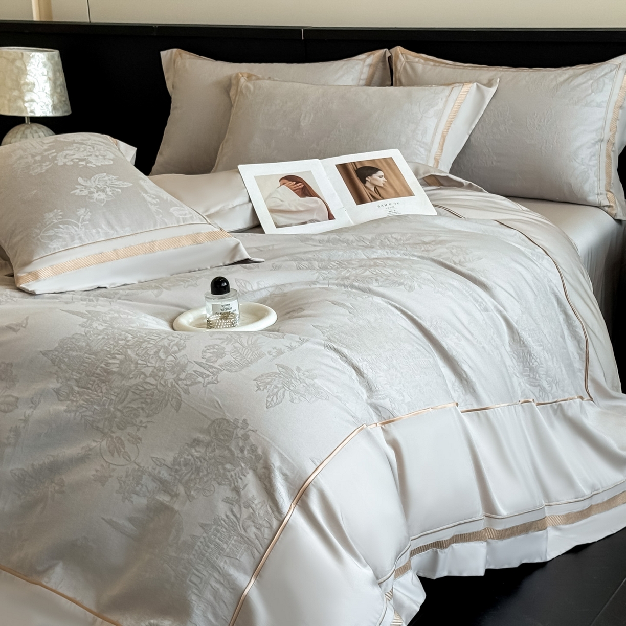 91家纺网 家纺一手货源 找家纺 博纳家纺 2026春夏新款60支全棉纯棉厚织提花绣花宽边高级简奢纯棉四件套-琼楼玉宇 琼楼玉宇-炫彩银