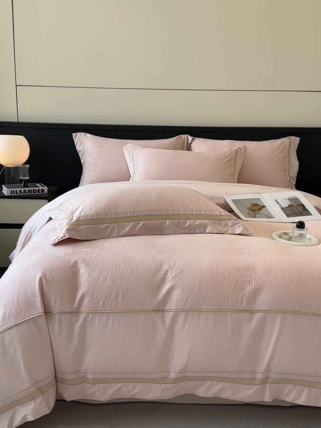 91家纺网 家纺一手货源 找家纺 博纳家纺 2026春夏新款60支全棉纯棉厚织提花绣花宽边高级简奢纯棉四件套-琼楼玉宇 琼楼玉宇-淡雅粉