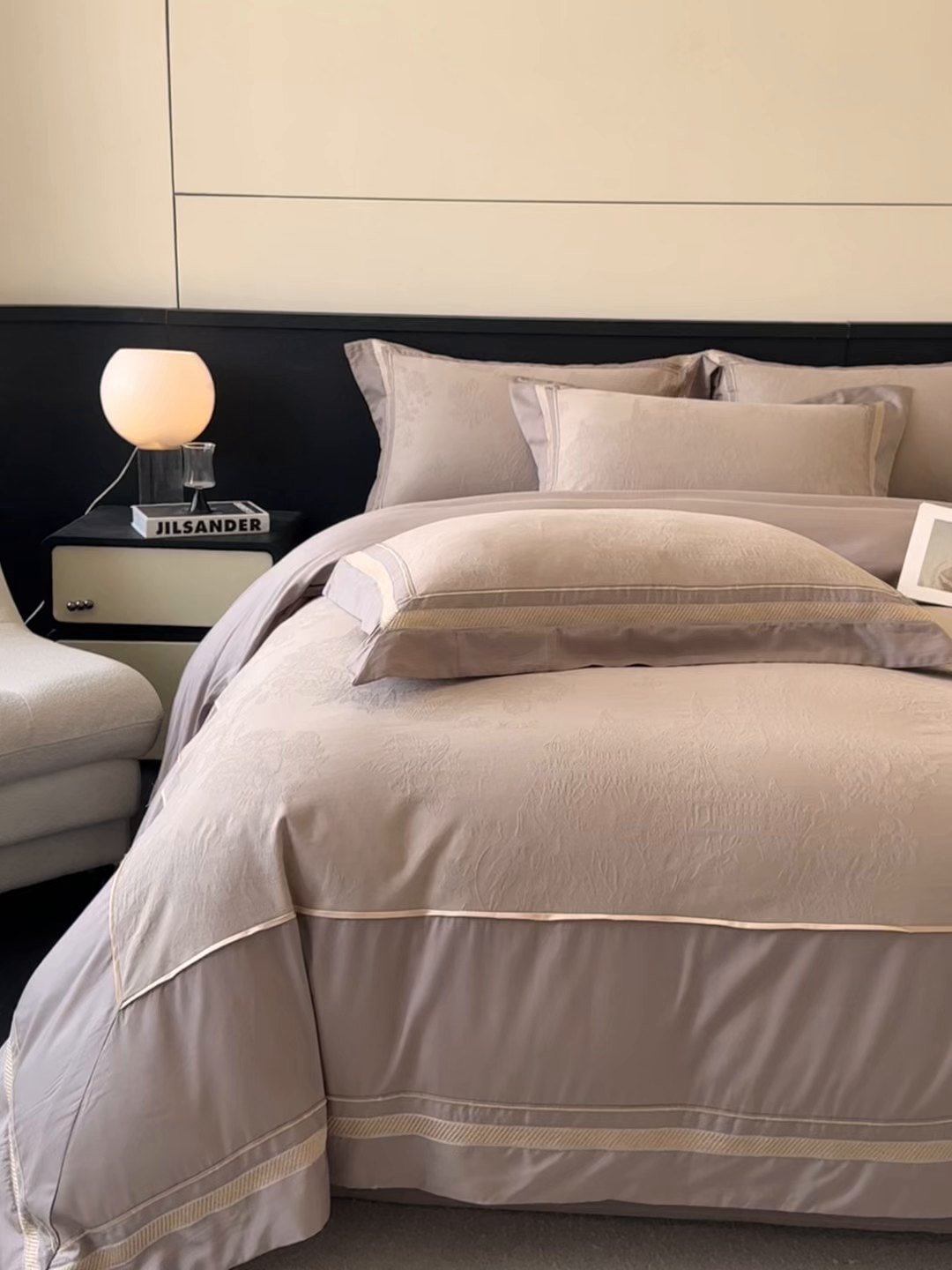 91家纺网 家纺一手货源 找家纺 博纳家纺 2026春夏新款60支全棉纯棉厚织提花绣花宽边高级简奢纯棉四件套-琼楼玉宇 琼楼玉宇-咖色