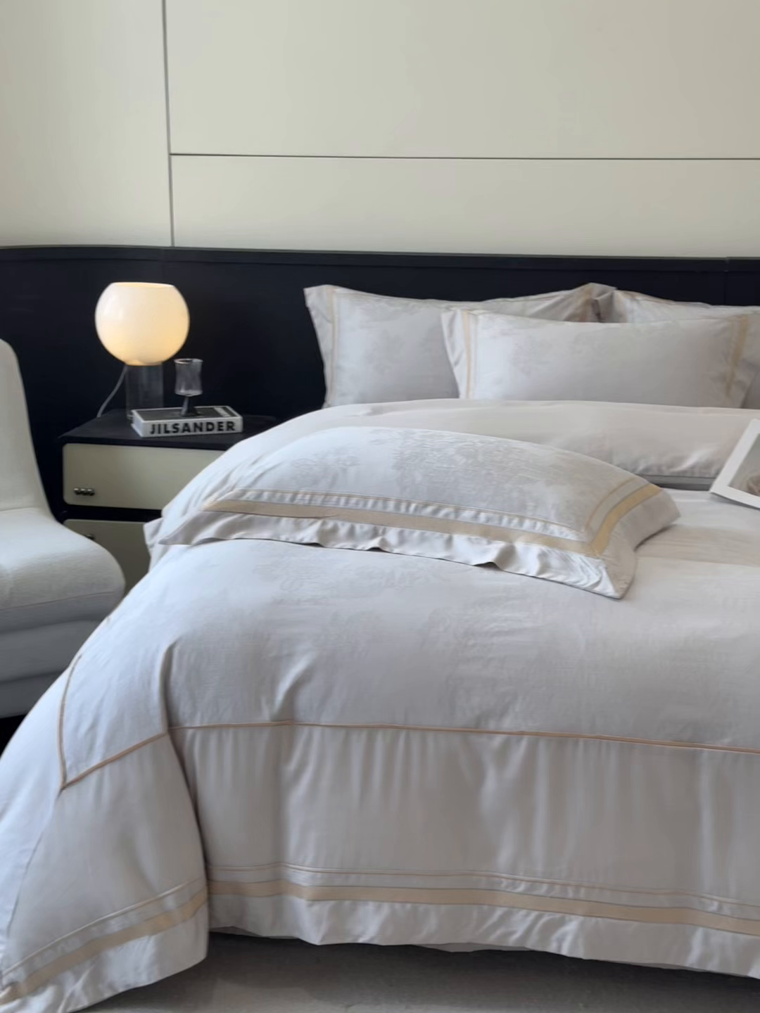 91家纺网 家纺一手货源 找家纺 博纳家纺 2026春夏新款60支全棉纯棉厚织提花绣花宽边高级简奢纯棉四件套-琼楼玉宇 琼楼玉宇-炫彩银