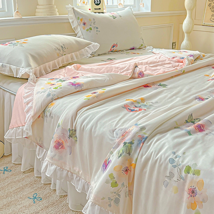 91家纺网 家纺一手货源 找家纺 栩裕纺织 2026新款（常年不断货）A类凉感丝床裙款凉席夏被四件套花边空调被三件套 朦朦细雨