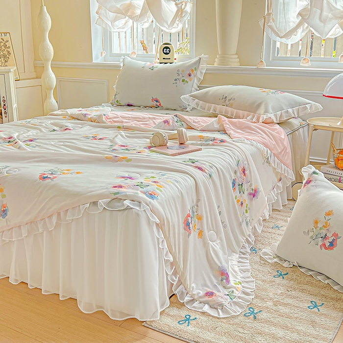 91家纺网 家纺一手货源 找家纺 栩裕纺织 2026新款（常年不断货）A类凉感丝床裙款凉席夏被四件套花边空调被三件套 朦朦细雨