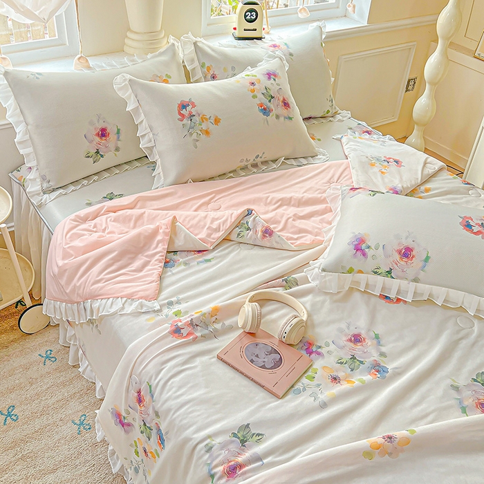 91家纺网 家纺一手货源 找家纺 栩裕纺织 2026新款（常年不断货）A类凉感丝床裙款凉席夏被四件套花边空调被三件套 朦朦细雨