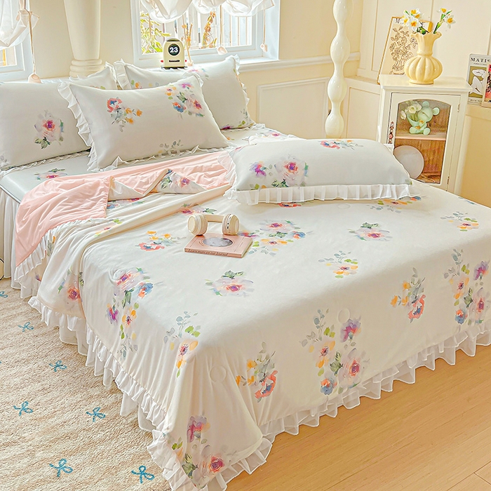 91家纺网 家纺一手货源 找家纺 栩裕纺织 2026新款（常年不断货）A类凉感丝床裙款凉席夏被四件套花边空调被三件套 朦朦细雨