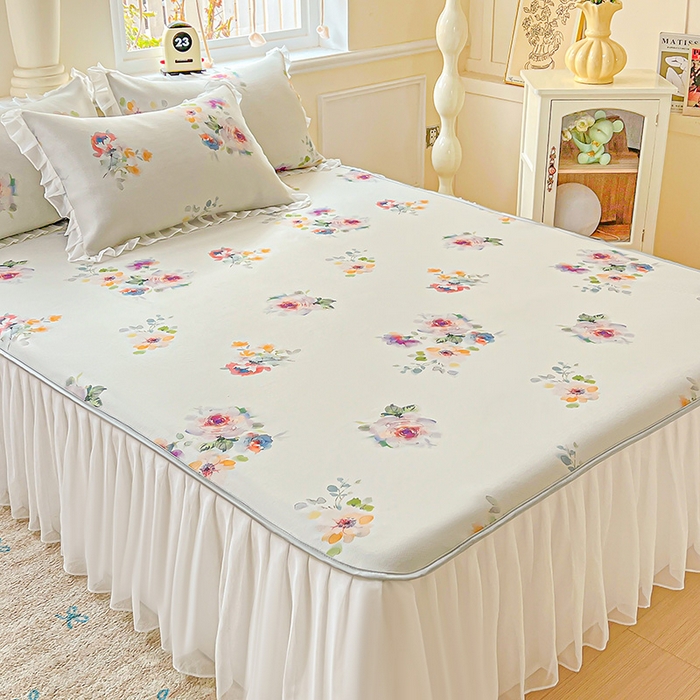 91家纺网 家纺一手货源 找家纺 栩裕纺织 2026新款（常年不断货）A类凉感丝床裙款凉席夏被四件套花边空调被三件套 朦朦细雨