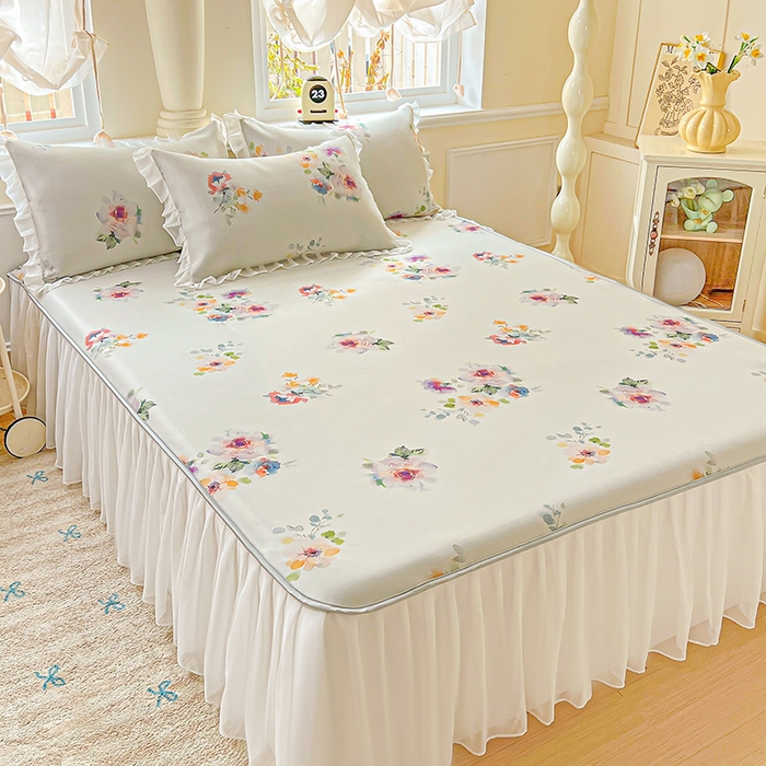 91家纺网 家纺一手货源 找家纺 栩裕纺织 2026新款（常年不断货）A类凉感丝床裙款凉席夏被四件套花边空调被三件套 朦朦细雨