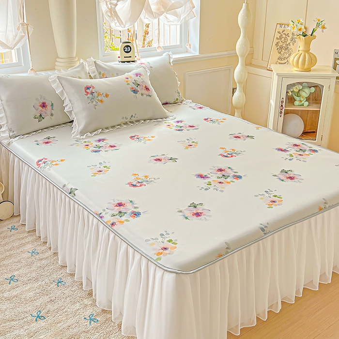 91家纺网 家纺一手货源 找家纺 栩裕纺织 2026新款（常年不断货）A类凉感丝床裙款凉席夏被四件套花边空调被三件套 朦朦细雨