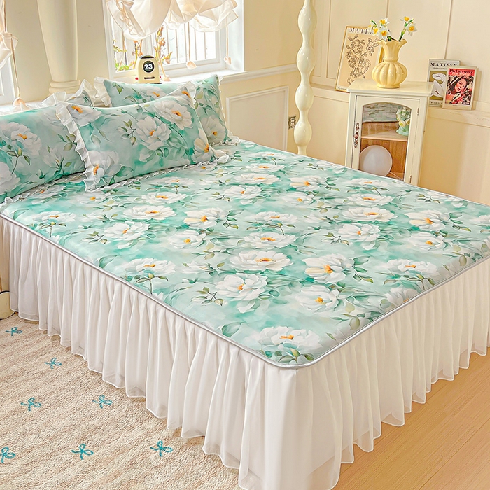 91家纺网 家纺一手货源 找家纺 栩裕纺织 2026新款（常年不断货）A类凉感丝床裙款凉席夏被四件套花边空调被三件套 近水楼台