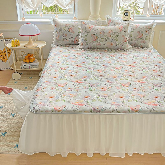 91家纺网 家纺一手货源 找家纺 栩裕纺织 2026新款（常年不断货）A类凉感丝床裙款凉席夏被四件套花边空调被三件套 春意浓