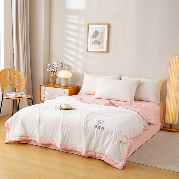 91家纺网 家纺一手货源 找家纺 憨豆  2026新款撞色双拼新疆棉花被夏被无印风水洗棉空调被夏凉被子（常年有货） 棉朵-浅粉白