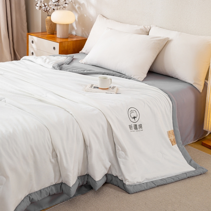 91家纺网 家纺一手货源 找家纺 憨豆  2026新款撞色双拼新疆棉花被夏被无印风水洗棉空调被夏凉被子（常年有货） 棉朵-浅灰白