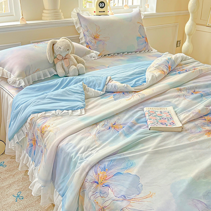 91家纺网 家纺一手货源 找家纺 栩裕纺织 2026新款（常年不断货）A类凉感丝床裙款凉席夏被四件套花边空调被三件套 馨韵