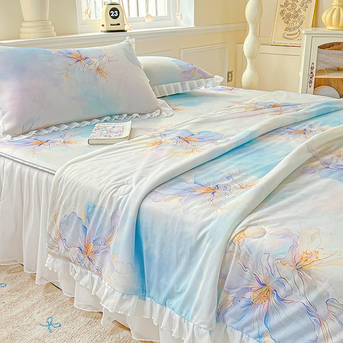 91家纺网 家纺一手货源 找家纺 栩裕纺织 2026新款（常年不断货）A类凉感丝床裙款凉席夏被四件套花边空调被三件套 馨韵