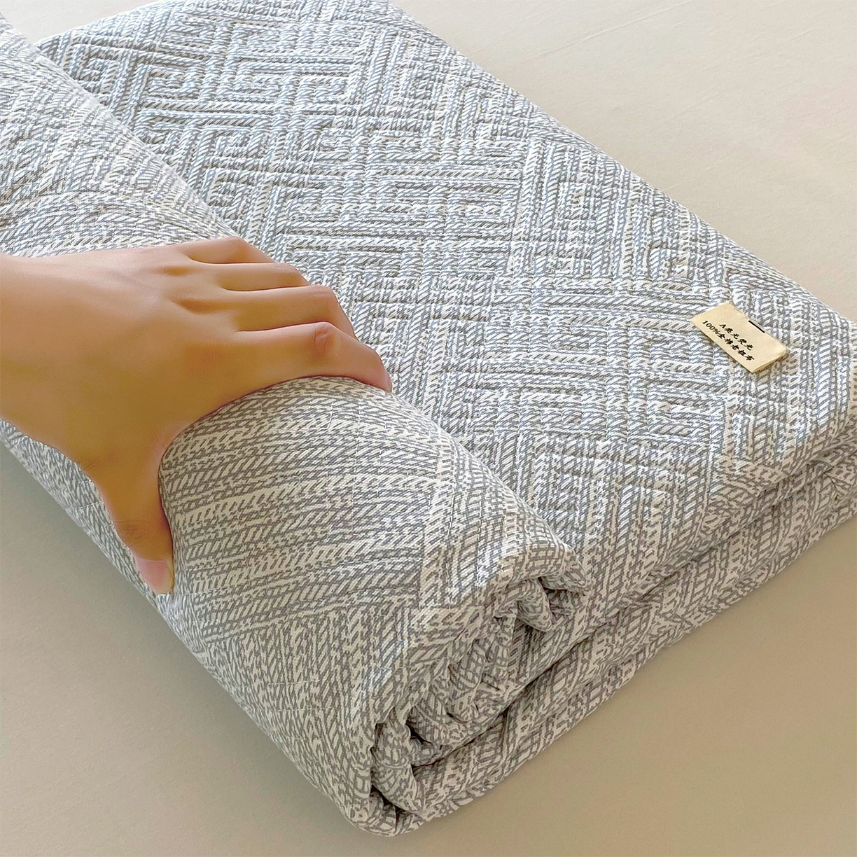 91家纺网 家纺一手货源 找家纺 金鑫汇家纺 2026春夏新款成人床新花型老粗布夹棉床盖软凉席席子可以机洗 流光灰