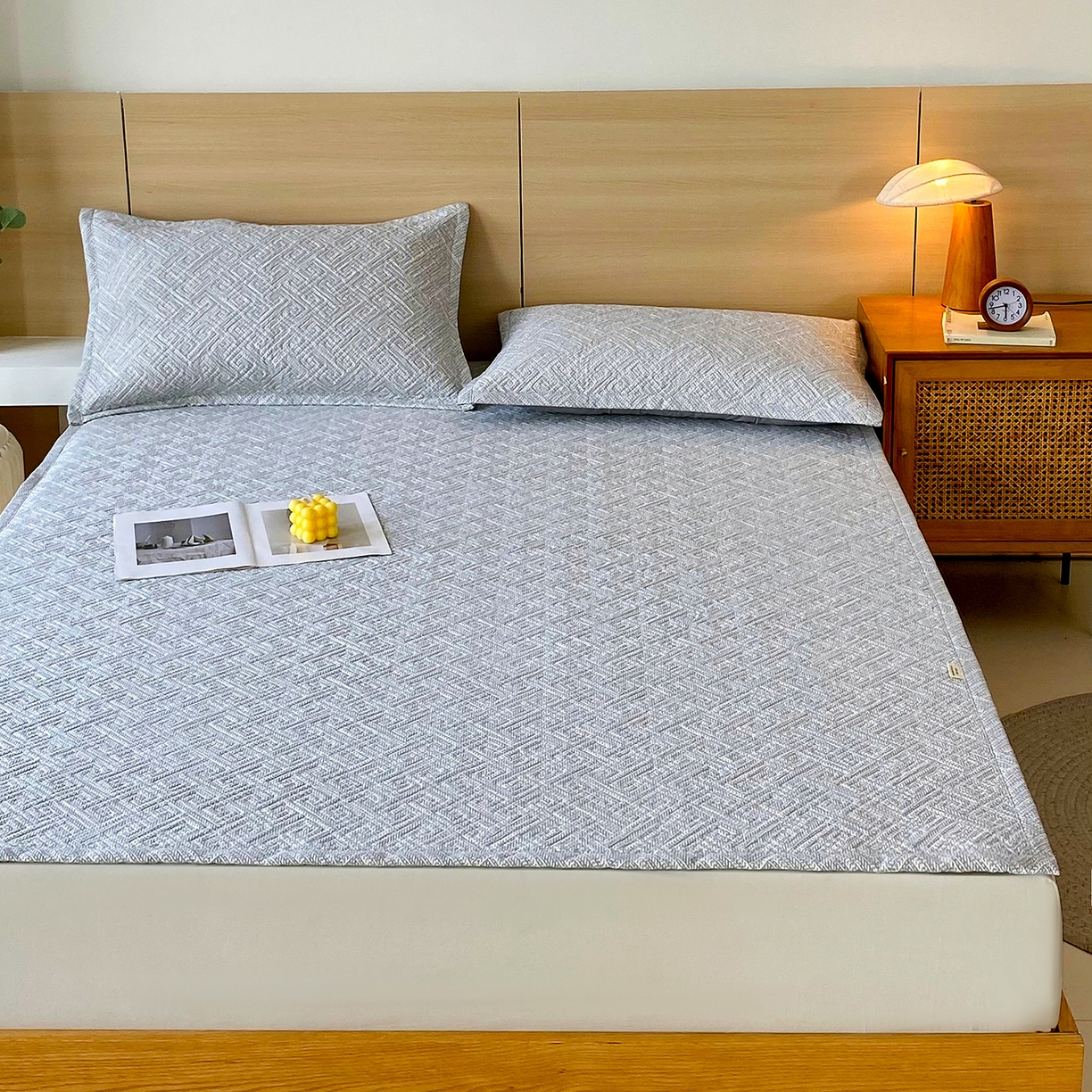 91家纺网 家纺一手货源 找家纺 金鑫汇家纺 2026春夏新款成人床新花型老粗布夹棉床盖软凉席席子可以机洗 流光灰