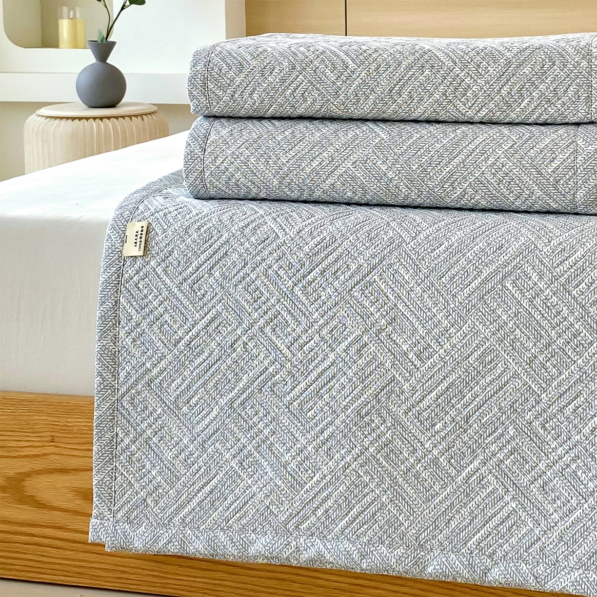 91家纺网 家纺一手货源 找家纺 金鑫汇家纺 2026春夏新款成人床新花型老粗布夹棉床盖软凉席席子可以机洗 流光灰