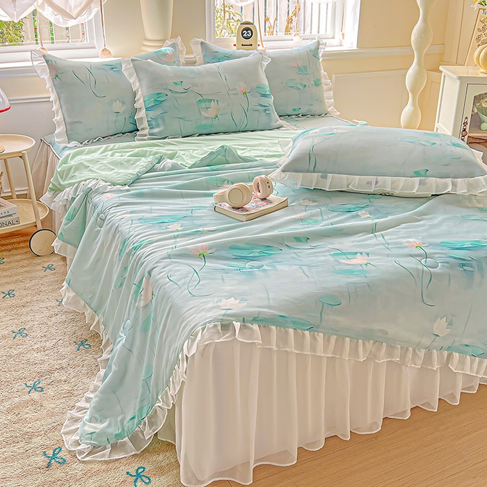 栩裕纺织 2026新款（常年不断货）A类凉感丝床裙款凉席夏被四件套花边空调被三件套 荷塘月色