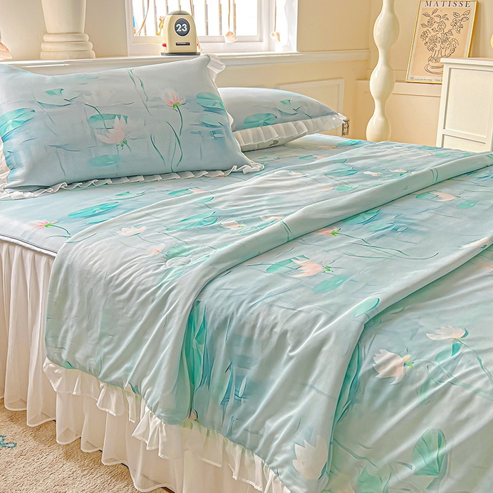 91家纺网 家纺一手货源 找家纺 栩裕纺织 2026新款（常年不断货）A类凉感丝床裙款凉席夏被四件套花边空调被三件套 荷塘月色