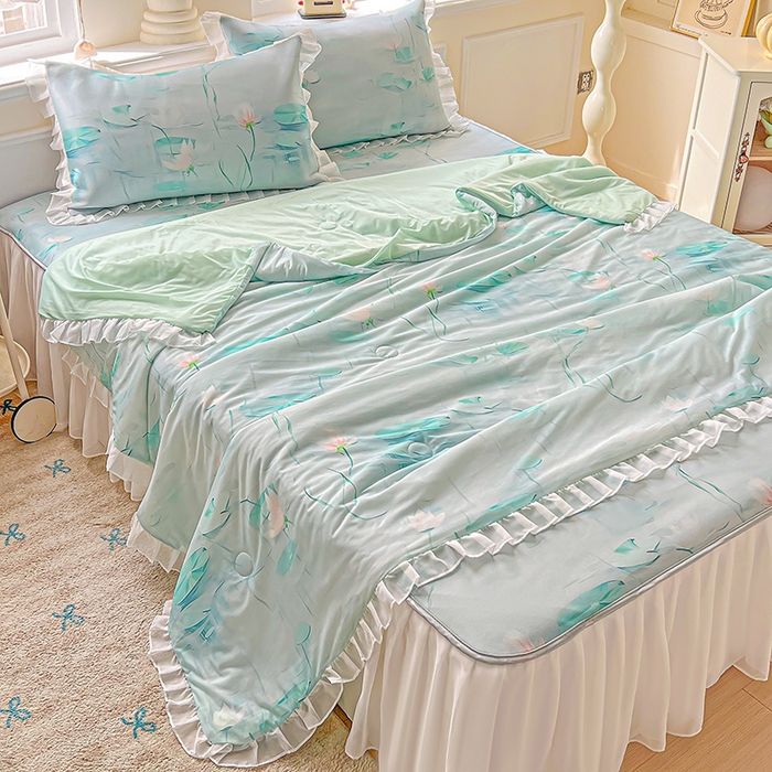 91家纺网 家纺一手货源 找家纺 栩裕纺织 2026新款（常年不断货）A类凉感丝床裙款凉席夏被四件套花边空调被三件套 荷塘月色