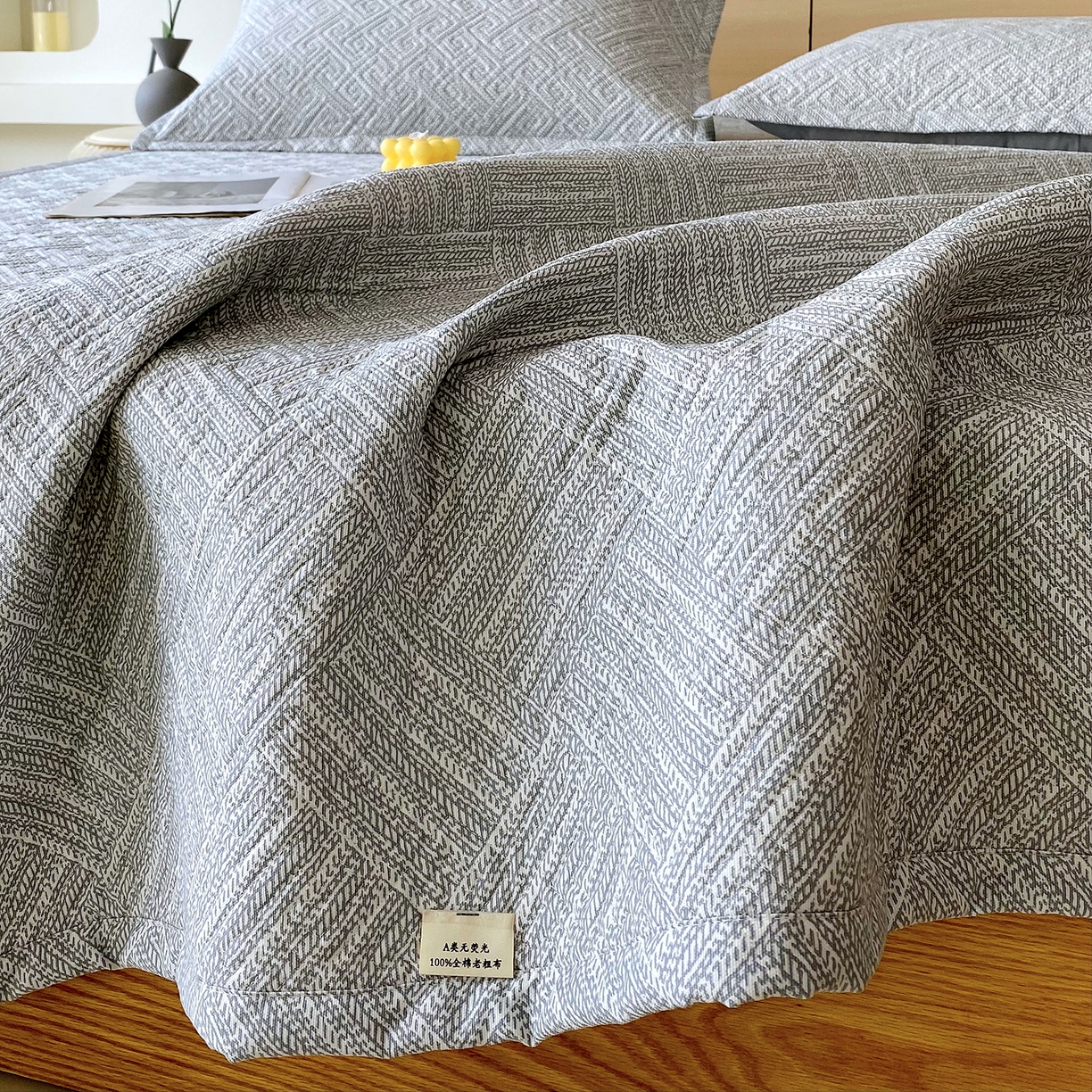 91家纺网 家纺一手货源 找家纺 金鑫汇家纺 2026春夏新款成人床新花型老粗布夹棉床盖软凉席席子可以机洗 流光灰