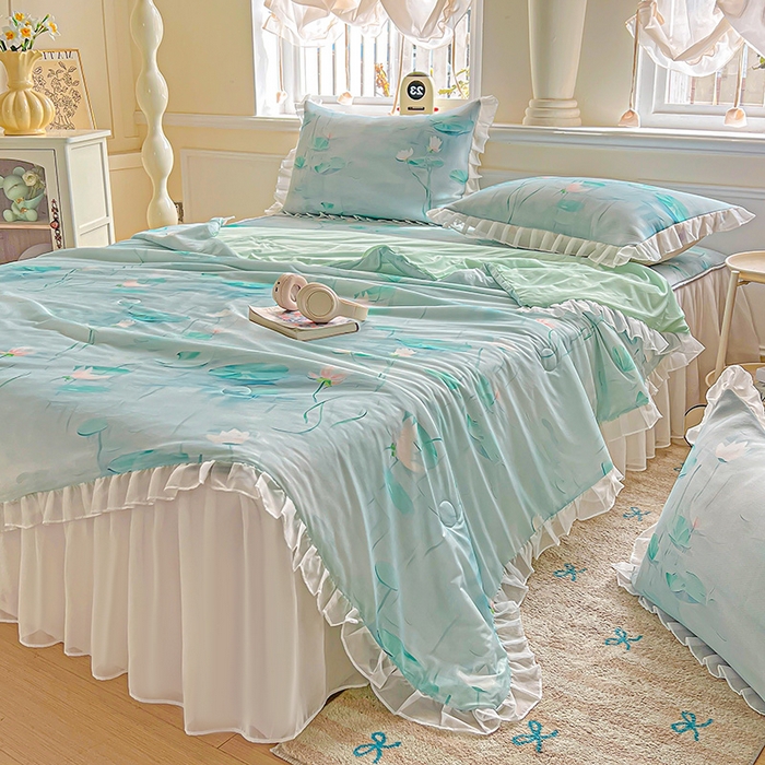 91家纺网 家纺一手货源 找家纺 栩裕纺织 2026新款（常年不断货）A类凉感丝床裙款凉席夏被四件套花边空调被三件套 荷塘月色