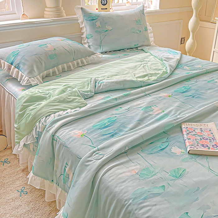 91家纺网 家纺一手货源 找家纺 栩裕纺织 2026新款（常年不断货）A类凉感丝床裙款凉席夏被四件套花边空调被三件套 荷塘月色