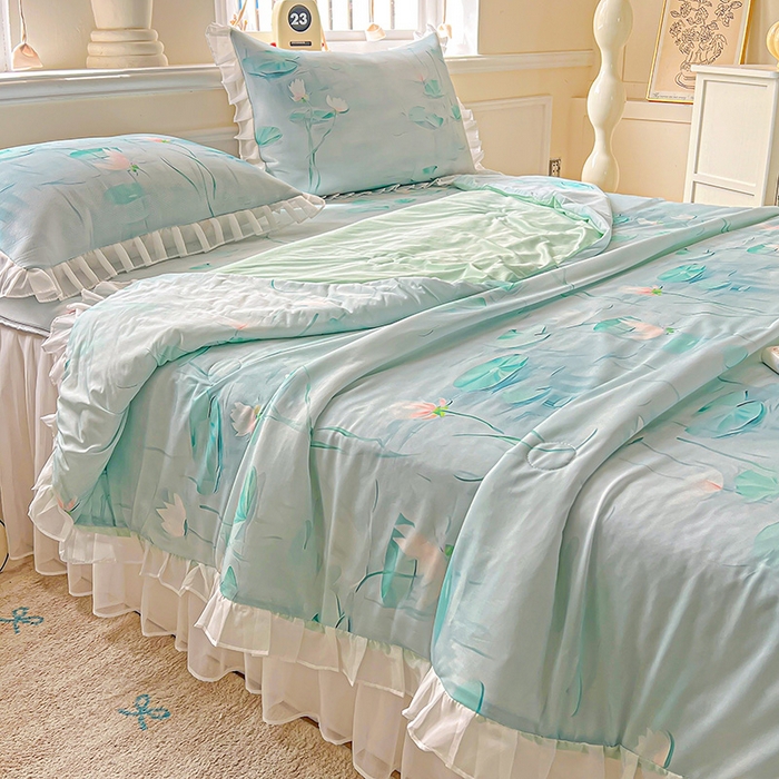 91家纺网 家纺一手货源 找家纺 栩裕纺织 2026新款（常年不断货）A类凉感丝床裙款凉席夏被四件套花边空调被三件套 荷塘月色