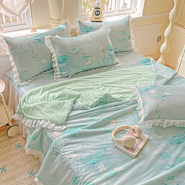 91家纺网 家纺一手货源 找家纺 栩裕纺织 2026新款（常年不断货）A类凉感丝床裙款凉席夏被四件套花边空调被三件套 荷塘月色