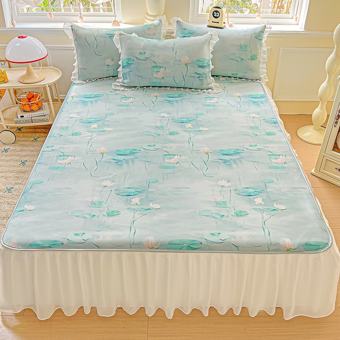 91家纺网 家纺一手货源 找家纺 栩裕纺织 2026新款（常年不断货）A类凉感丝床裙款凉席夏被四件套花边空调被三件套 荷塘月色