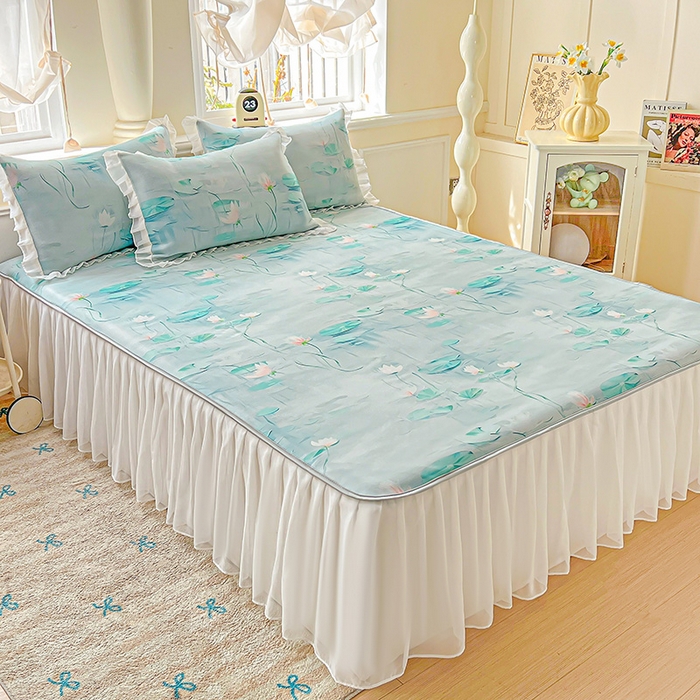 91家纺网 家纺一手货源 找家纺 栩裕纺织 2026新款（常年不断货）A类凉感丝床裙款凉席夏被四件套花边空调被三件套 荷塘月色