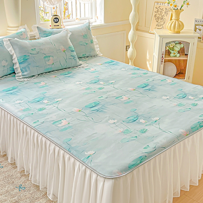 91家纺网 家纺一手货源 找家纺 栩裕纺织 2026新款（常年不断货）A类凉感丝床裙款凉席夏被四件套花边空调被三件套 荷塘月色