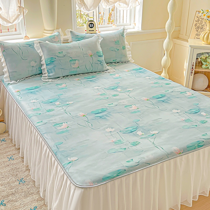 91家纺网 家纺一手货源 找家纺 栩裕纺织 2026新款（常年不断货）A类凉感丝床裙款凉席夏被四件套花边空调被三件套 荷塘月色