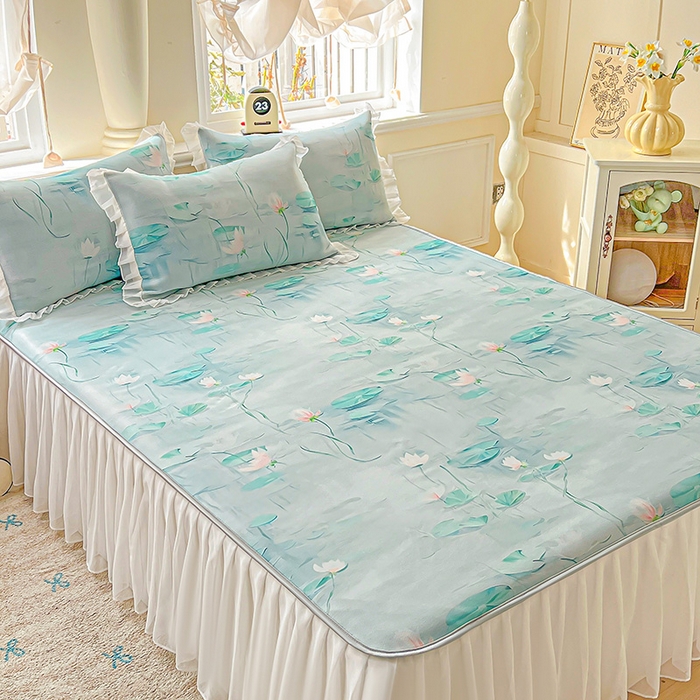 91家纺网 家纺一手货源 找家纺 栩裕纺织 2026新款（常年不断货）A类凉感丝床裙款凉席夏被四件套花边空调被三件套 荷塘月色