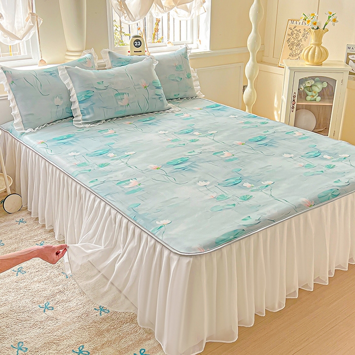 91家纺网 家纺一手货源 找家纺 栩裕纺织 2026新款（常年不断货）A类凉感丝床裙款凉席夏被四件套花边空调被三件套 荷塘月色