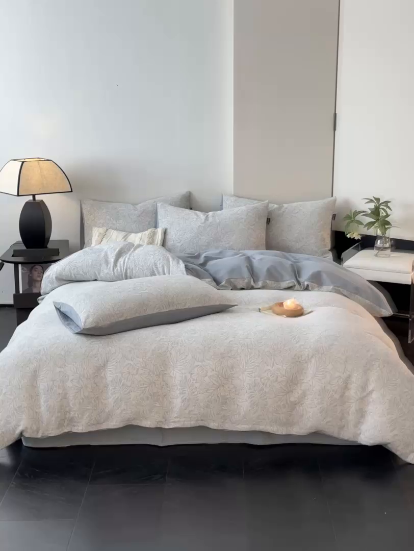 91家纺网 家纺一手货源 找家纺 （总）卧趣家纺 2024秋冬新款纯棉A类三层纱加厚磨毛大提花四件套（只有意象空间-棕，塞纳河畔-米，意象空间-绿，慕斯-米，玫瑰面纱-粉，洛丽塔-灰，波洛-灰七个花色做了单被套）